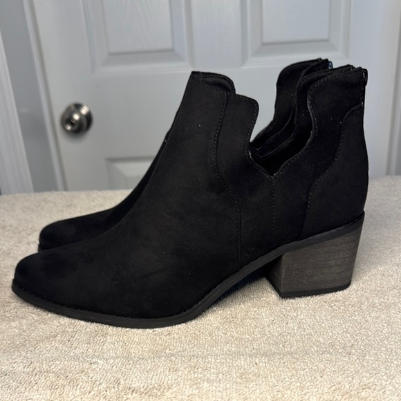 NIB Pierre Dumas Black Ankle Boots with Pointed Toe - Picture 5 of 11